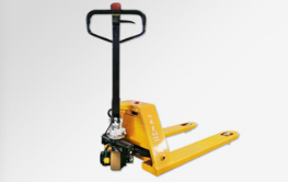 手動液壓搬運(yùn)車是倉儲物流必備車型之一