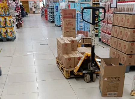元旦超市備貨忙，手動(dòng)液壓搬運(yùn)車來(lái)助力