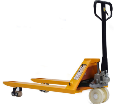 某旅組織戰(zhàn)備拉動(dòng)演練，利用托盤(pán)搬運(yùn)車(chē)載運(yùn)戰(zhàn)備器材