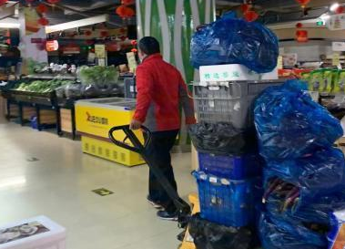 廈門家樂(lè)福超市貨物搬運(yùn)用手動(dòng)搬運(yùn)車