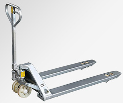 潮濕車間里不銹鋼手動液壓搬運車的默默堅守