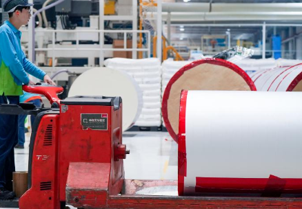 包裝公司工人使用電動搬運車搬運包裝材料