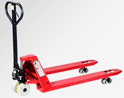 三峽游輪工作人員使用手動叉車搬運(yùn)貨物