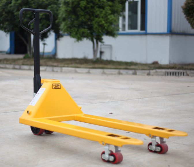 石家莊小區(qū)封控，手動(dòng)叉車搬運(yùn)生活用品緩解壓力